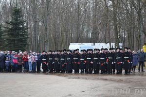 День защитника отечества в Великих Луках отметили памятным митингом и салютом