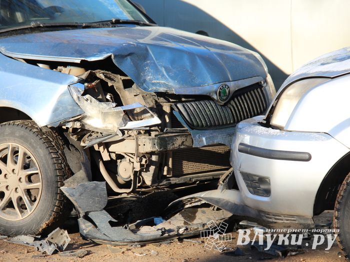 Лобовое столкновение на пр-те Гагарина в Великих Луках (ФОТО)