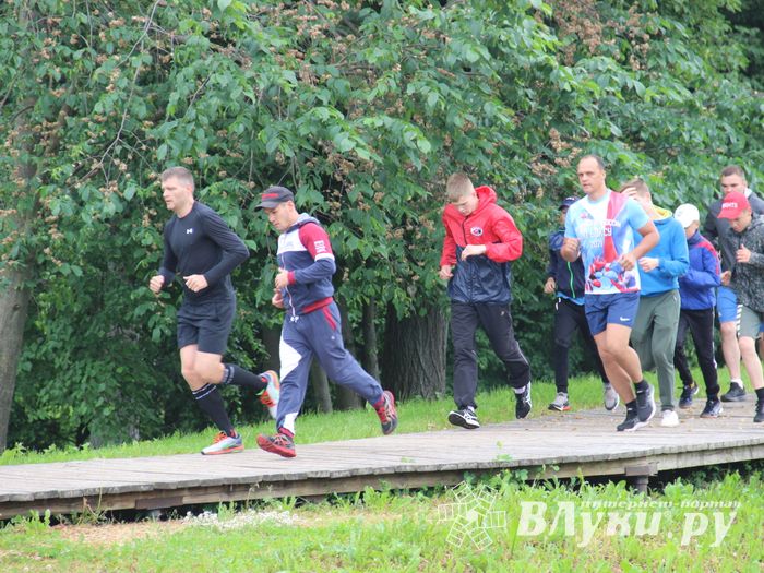 Великолучане провели зарядку с чемпионом (ФОТО)