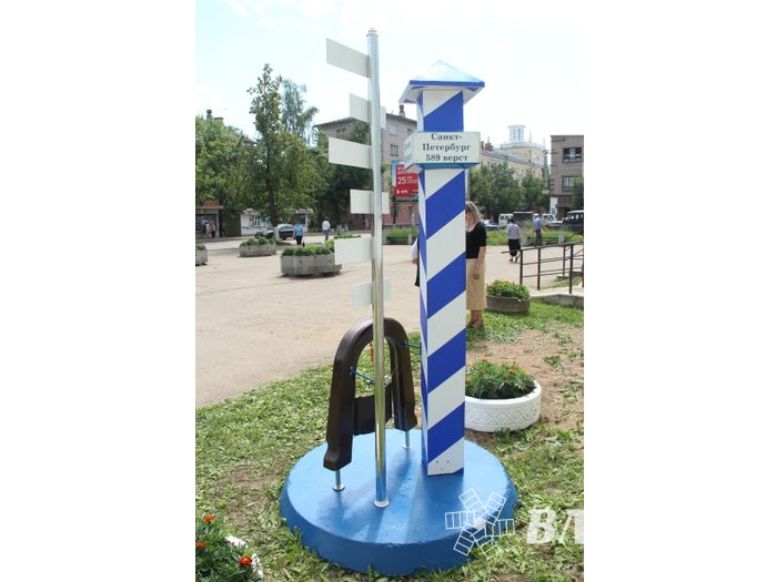 «Верстовой столб»  установлен у здания Главпочтамта на улице Зверева