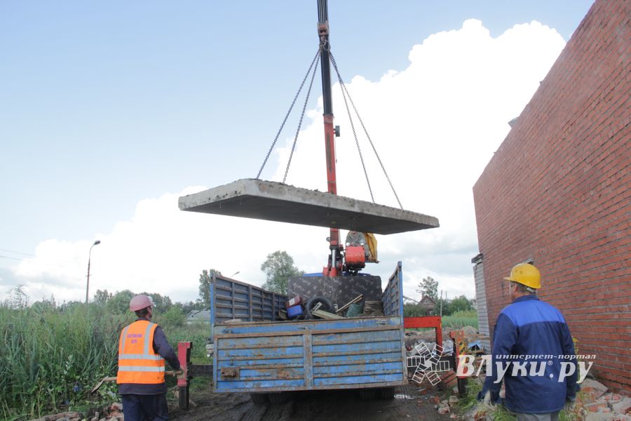 Расчистка местности для строительства путепровода в Великих Луках продолжается (ФОТО)