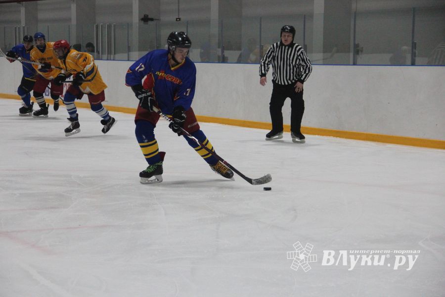Два зоккейных матча прошли в Великих Луках в рамках Чемпионата города (ФОТО)