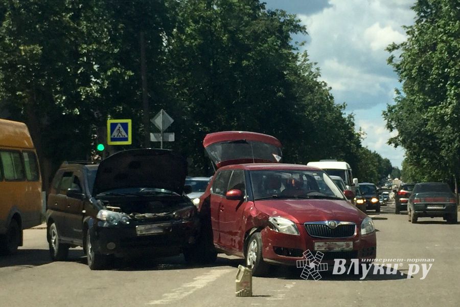 ФОТОФАКТ: ДТП на перекрестке 