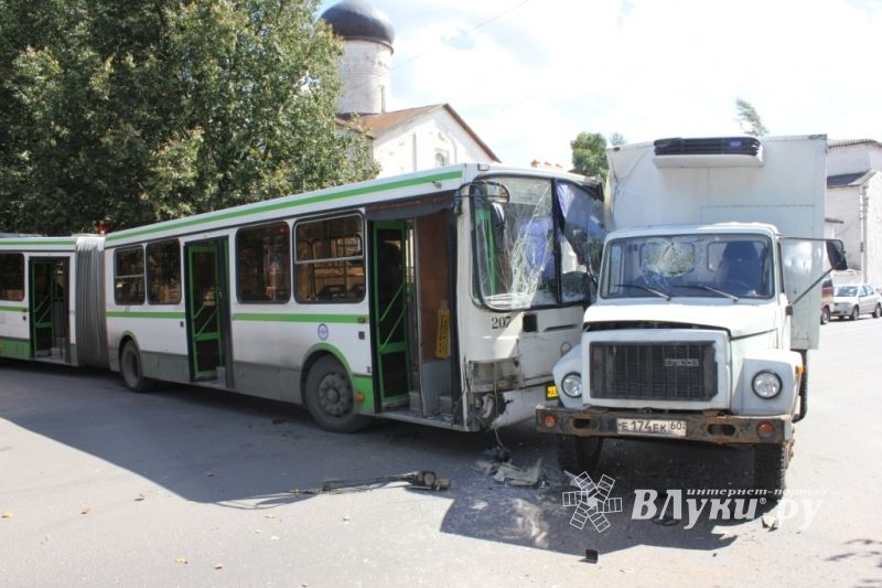 Сегодня в Пскове автобус врезался в грузовик (фото)