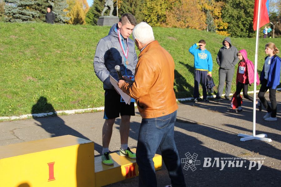 Легкоатлетический осенний кросс прошел в Великих Луках (фоторепортаж)