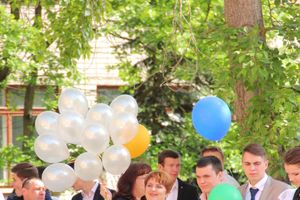 В Великих Луках прозвенели «последние» звонки (ФОТО)