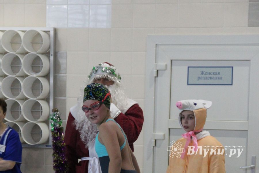 В Великолукском Айсберге прошли соревнования по плаванию на призы Деда Мороза (ФОТО)