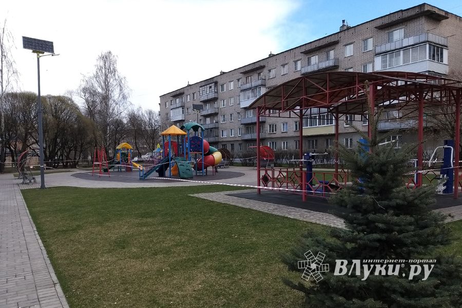 В Великих Луках перекрыли детские площадки (ФОТО)