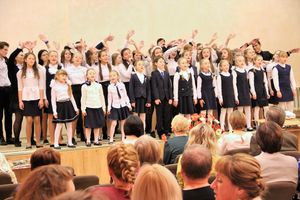 В Великих Луках ученики школы №13 поздравили своих педагогов (ФОТО)