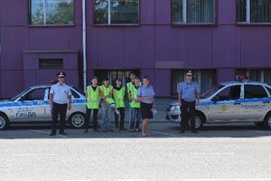 В Великих Луках инспекторы ГИБДД и школьники провели профилактическую акцию (фото)