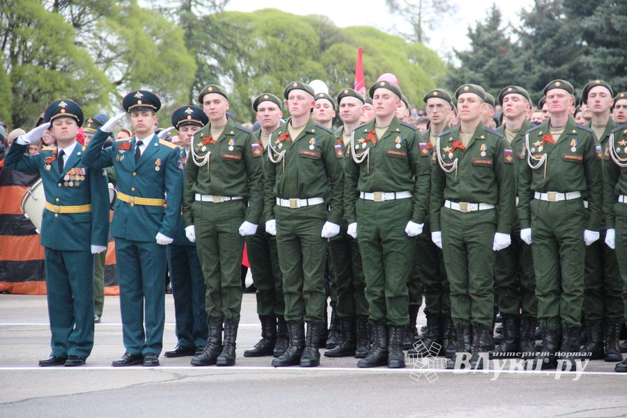 В Великих Луках прошел Парад Победы (ФОТО)