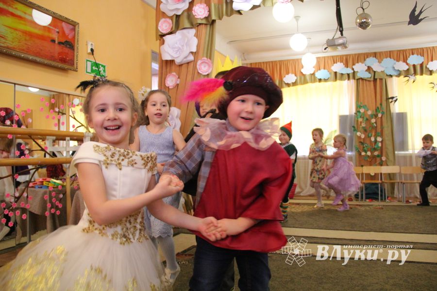 Юные великолучане поздравили мам и бабушек с помощью Золушки (ФОТО)