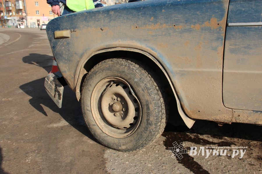 В Великих Луках водитель сбил на остановке женщину и ребенка (ФОТО)