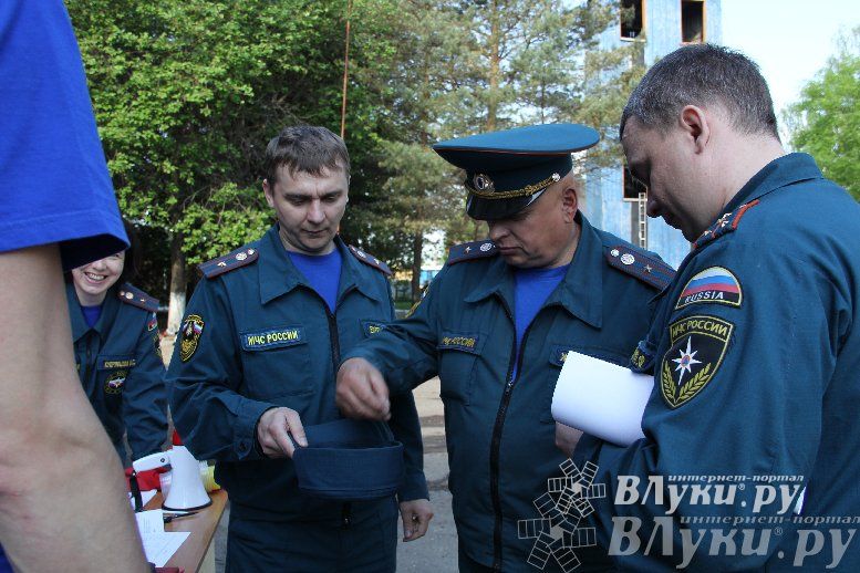 В Великих Луках прошли соревнования среди пожарных