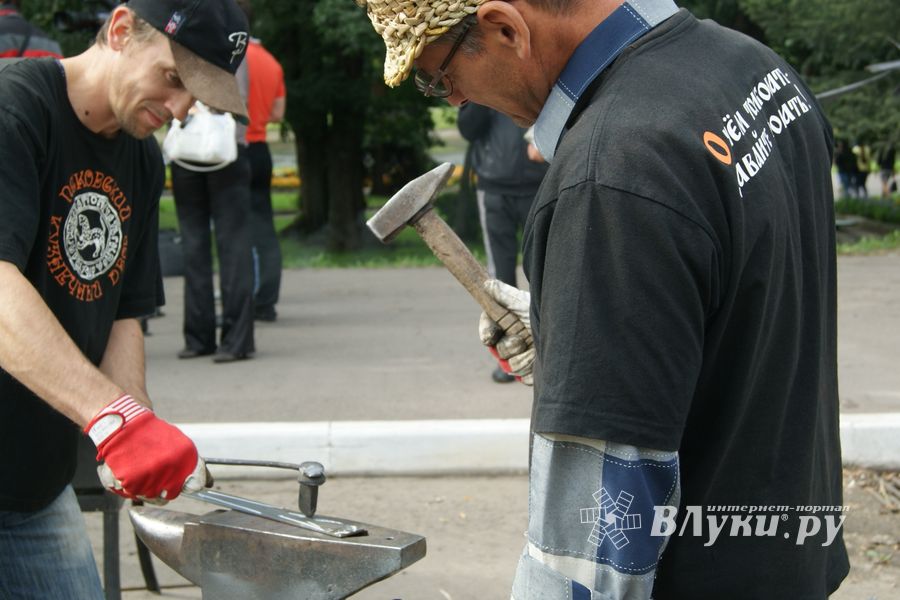 Псковский кузнечный двор на празднике Дня флага РФ в Великих Луках