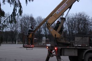 Необычное украшение сняли с главной ёлки Великих Лук