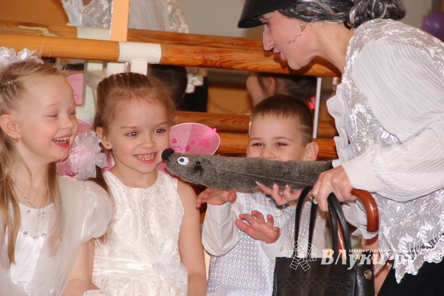 Дети поздравили мам с 8 марта (фото и видео)