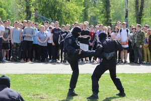 Спецназ «разгромил» на Дятлинке «банду»