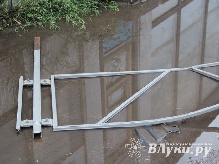 В Великих Луках автомобиль протаранил ограждение и «припарковался» на остановке (ФОТО)