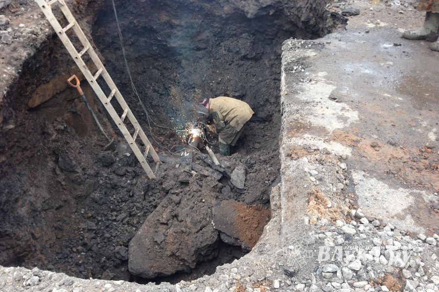 На ул. Вокзальная прорвало водопровод — дорога перекрыта (ФОТО)