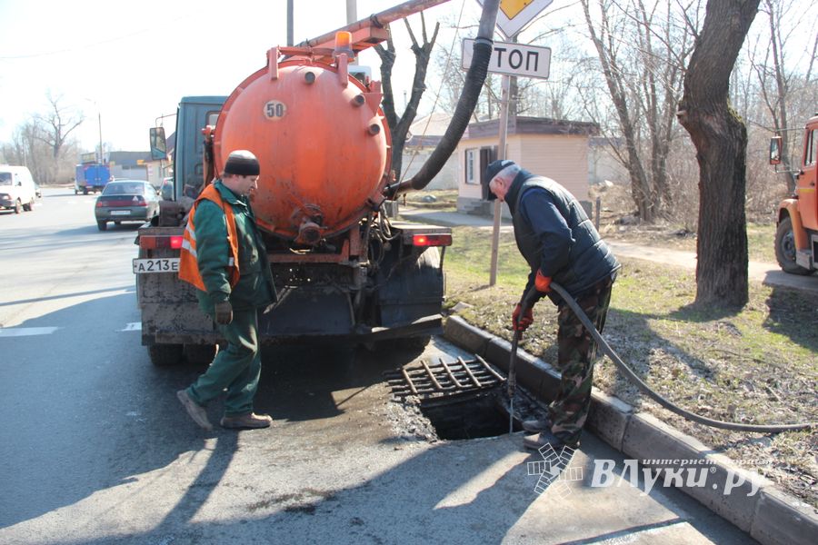 В Великих Луках прочищают «ливнёвку» (ФОТО)