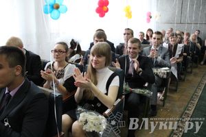 «Последний звонок» в школах Великих Лук