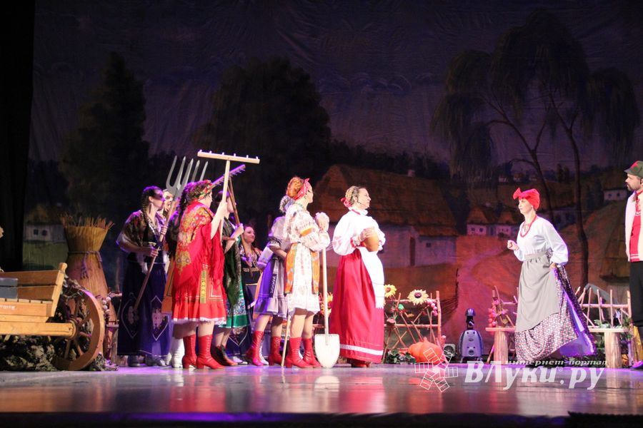 Кони стоят пьяные, хлопцы запряженные — в ГДК Ленина сыграли «Свадьбу в Малиновке» (ФОТО)