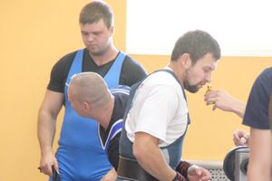 В Великих Луках прошел открытый городской турнир по пауэрлифтингу (фото)