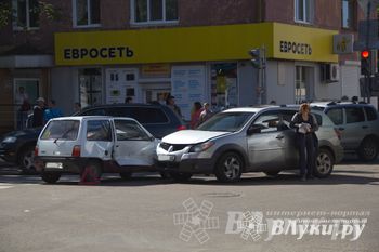 ДТП в Великих Луках: дорогу не поделили «Ока» и «Понтиак» (ФОТО)