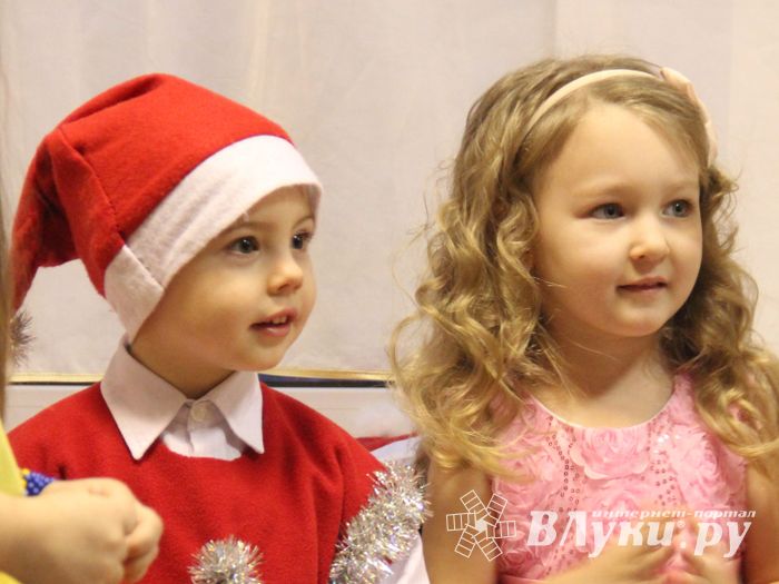 Новогодние утренники в Великих Луках продолжаются (ФОТО)