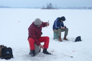 В Великолукском районе состоялся выезд общества слепых на зимнюю рыбалку (фото)