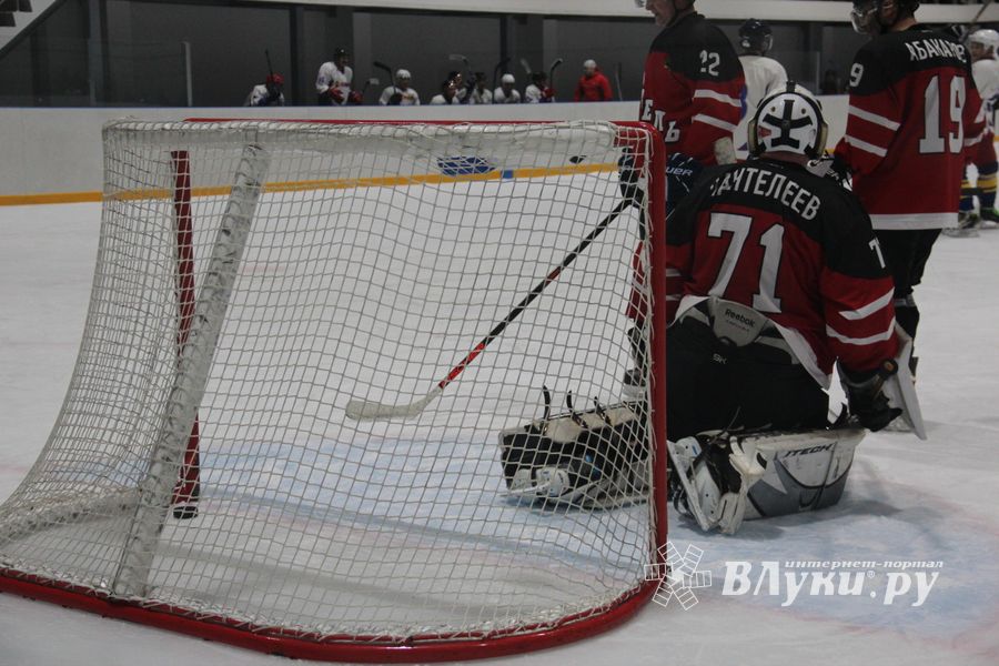 Две великолукские команды хоккеистов одержали победы в домашних матчах (ФОТО)