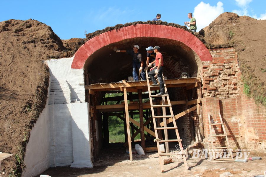 Совсем скоро великолучане смогут гулять по деревянным дорожкам Крепости (ФОТО)