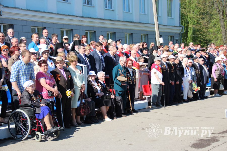 В Великих Луках прошел Парад Победы (ФОТО)