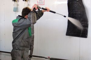 Автомойка в Великих Луках дарит подарки в День автомобилиста (ФОТО)