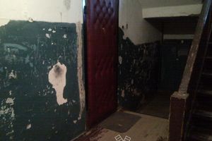 ​Жители дома на улице Заслонова в Великих Луках ждут ремонта (фото)