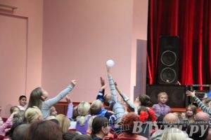 Шоу магических зонтиков и мыльных пузырей увидели юные великолучане