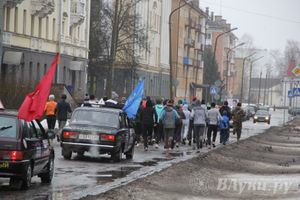 Из Великих Лук стартовал легкоатлетический пробег, посвященный 72-й годовщине подвига героя Советского Союза Александра Матросова (фото)
