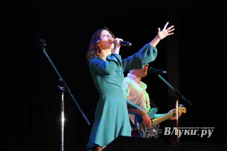 В Великих Луках состоялся концерт Юлии Савичевой (фото)