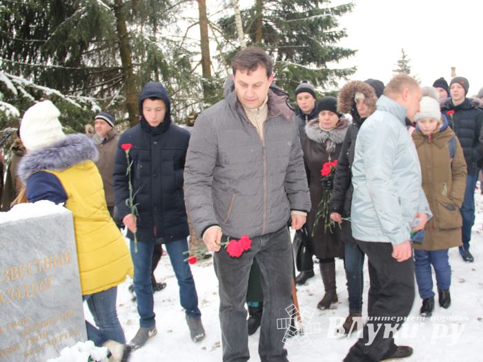 Никто не забыт: в Великих Луках благоустроили могилу неизвестного солдата (ФОТО)