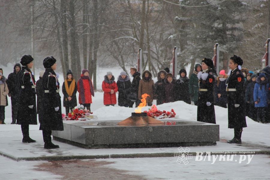 В Аллее Героев в Великих Луках прошёл Торжественный митинг  (ФОТО)