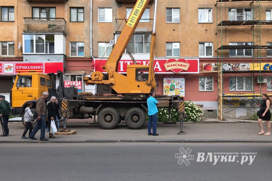На Октябрьском проспекте в Великих Луках ведутся ремонтные работы (ФОТО)
