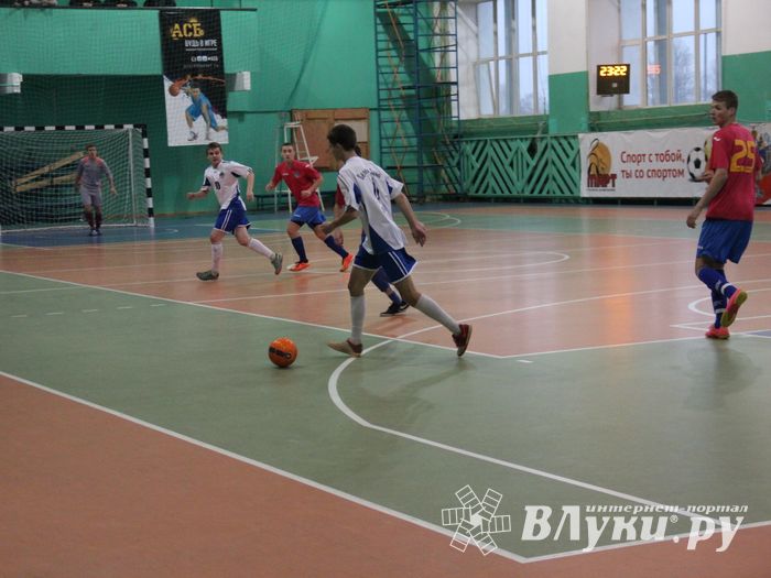 В Великих Луках продолжается Первенство города по мини-футболу (фото)