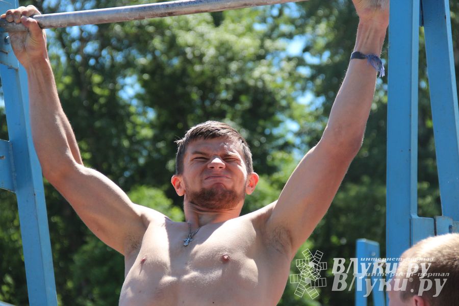 В Великих Луках состояли соревнования по подтягиванию на турнике (фото)