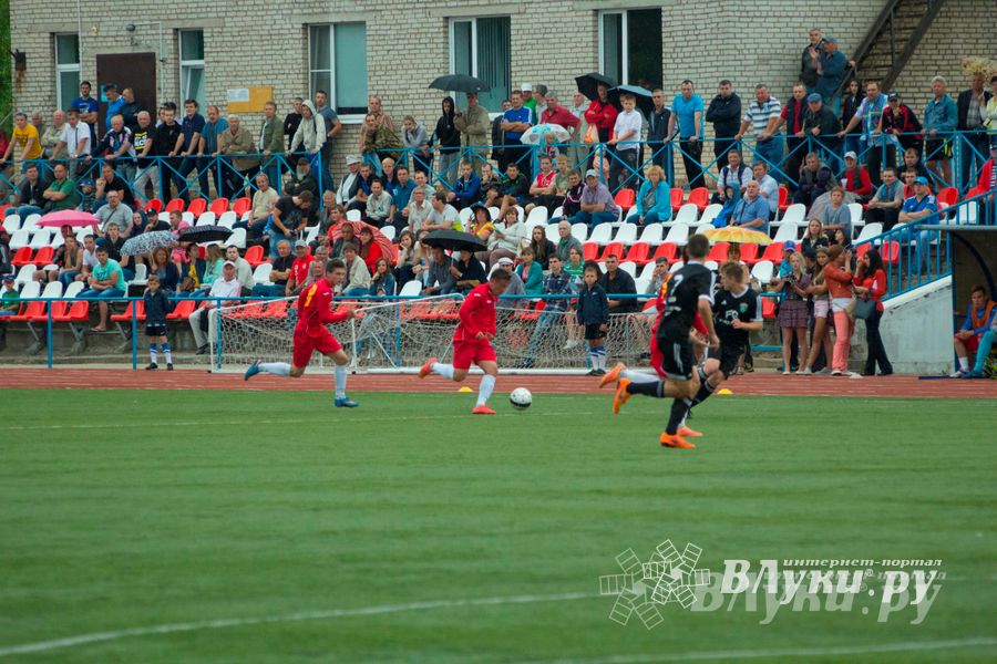 Матчи по футболу в рамках Первенства России проходят в Великих Луках (фото)