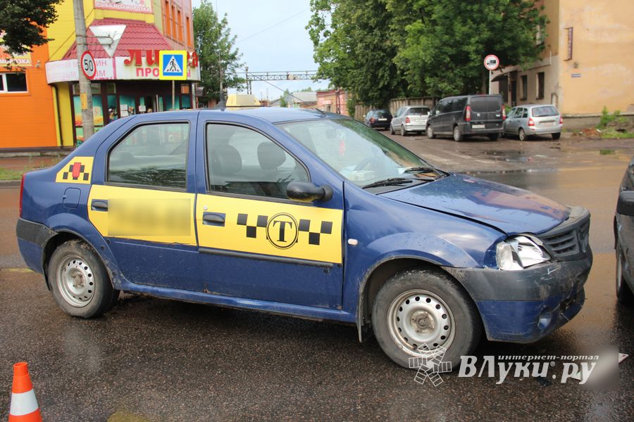 В Великих Луках, на проспекте Октябрьском, произошло ДТП (ФОТО)