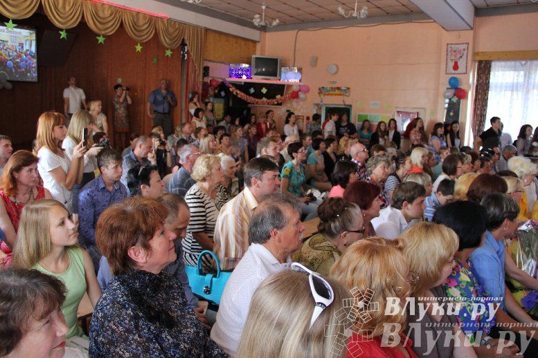 В Великих Луках прозвенели «Последние звонки»