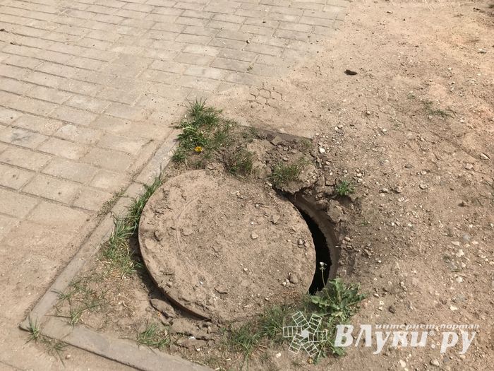 Великолучан поджидает опасность в центре города (ФОТО)