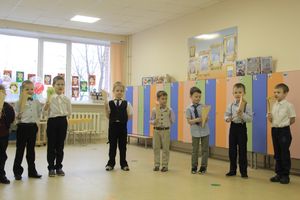 Великолукские школьники поздравили мам и учительниц (ФОТО)