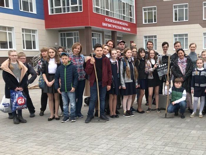 Великолукские школьники собрали макулатуру и снялись в фильме (ФОТО)